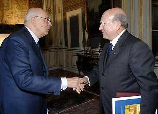 Il Presidente Giorgio Napolitano con Luigi Giampaolino, Presidente dell'Autorità per la vigilanza sui contratti pubblici di lavori servizi e forniture.