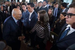 Il Presidente Giorgio Napoltiano saluta i ragazzi che hanno partecipato alla Conferenza &quot;L'Europa dei diritti&quot;