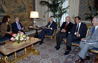 Il Presidente Giorgio Napolitano con a fianco i Consiglieri Guelfi, Cascella e Sechi, durante il colloquio con Emilio Rossi, Presidente del Comitato di applicazione del Codice di autoregolamentazione tv e minori,con a fianco Bianca Papini.