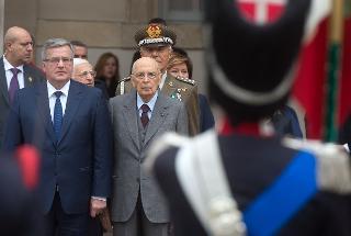 Il Presidente Giorgio Napolitano e il Presidente della Repubblica di Polonia Bronislaw Komorowski nel Cortile d'Onore del Quirinale in occasione della Visita di Stato