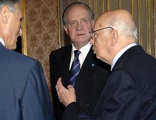 Il Presidente Giorgio Napolitano si intrattiene con S.M. il Re Juan Carlos ed il Presidente del Portogallo Cavaco Silva, durante una pausa dei lavori del III incontro COTEC in Europa.