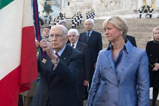 Il Presidente Giorgio Napolitano consegna la Croce di Cavaliere OMI alla Bandiera di Guerra del 6° Stormo dell'Aeronautica Militare