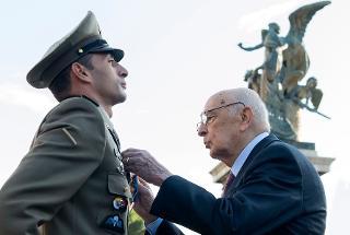 Il Presidente Giorgio Napolitano consegna la Medaglia d'Oro al Valor Militare al Caporal Maggiore Capo dell'Esercito Andrea Adorno