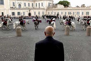 Il Presidente Giorgio Napolitano mentre assiste alla solenne cerimonia del cambio della Guardia del Reggimento Corazzieri su Piazza del Quirinale