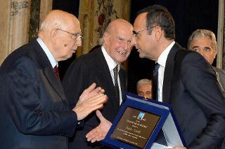 Il Presidente Giorgio Napolitano con Carlo Conti, vincitore del Premio Speciale AIRC &quot;Credere nella Ricerca&quot;