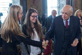 Il Presidente Giorgio Napolitano saluta i ragazzi che hanno preso parte alla Conferenza &quot;L'Europa della Scienza&quot; nell'ambito del ciclo di incontri &quot;L'Europa siamo noi&quot; organizzato in occasione del semestre di Presidenza Italiana del Consiglio Europeo