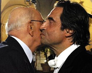 L'abbraccio tra il Presidente della Repubblica Napolitano e il Maestro Muti al Quirinale al termine del Concerto per la pace in Libano