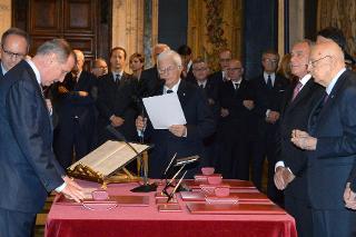 Il Presidente Giorgio Napolitano con il Prof. Nicolò Zanon durante la cerimonia di giuramento dei nuovi giudici della Corte costituzionale