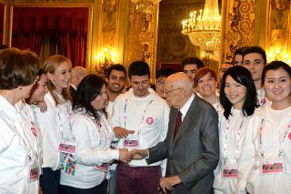 Il Presidente Giorgio Napolitano con una rappresentanza di giovani volontari dell'Expò di Milano 2015