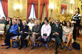 Un momento della cerimonia con i giovani volontari dell'Expò di Milano 2015