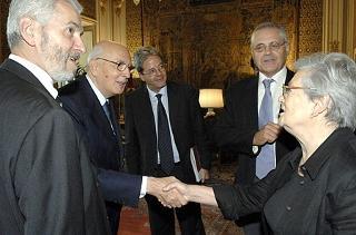 Il Presidente della Repubblica Giorgio Napolitano con il Ministro Paolo Gentiloni ed una rappresentanza dei familiari delle vittime della strage di Bologna, in occasione della presentazione del francobollo in ricordo del 2 agosto 1980.