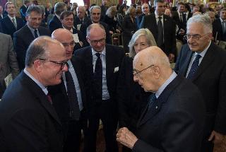 Il Presidente Giorgio Napolitano con Robert Pacifici, Presidente della Giuria del Premio "Bioeconomy Rome", il Presidente dell'IRBM Science Park Pietro Di Lorenzo, il Commissario dell'Istituto Superiore della Sanità Gualtiero Ricciardi il Ministro dell'Istruzione Stefania Giannnini e il Presidente del CNCCS Enrico Garaci, al termine della premiazione dei vincitori del Premio "Bioeconomy Rome" 2014