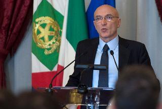 Il Dott. Pietro Di Lorenzo, Presidente dell'IRBM, nel corso della premiazione dei vincitori del Premio "Bioeconomy Rome" 2014 in occasione della IV edizione della Conferenza Internazionale Bioeconomy Rome dal titolo: "Le frontiere terapeutiche per le malattie neurodegenerative. Nuovi approcci per vecchie sfide"