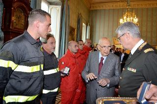 Il Presidente Giorgio Napolitano consegna le medaglie ricordo agli Allievi degli Istituti di formazione dei Vigili del Fuoco