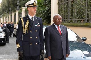 Il Presidente della Repubblica del Mozambico Sig. Armando Guebuza, durante gli onori militari al suo arrivo al Quirinale
