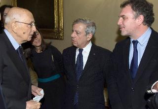 Il Presidente Giorgio Napolitano con Alberto Spampinato, Direttore di &quot;Ossigeno per l'Informazione&quot; e Lirio Abbate, de &quot;L'Espresso&quot; in occasione del consueto scambio di auguri di fine anno