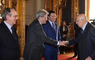 Il Presidente della Repubblica Giorgio Napolitano con Ministri Gentiloni e Padoan e il Presidente del Consiglio Renzi in occasione dell'incontro al Quirinale con alcuni membri del Governo in vista del prossimo Consiglio Europeo