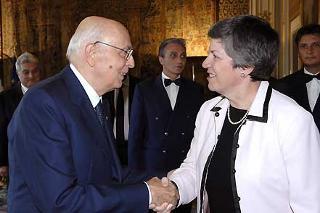 Il Presidente Giorgio Napolitano accoglie la Signora Janet Napolitano, Governatore dello Stato di Arizona, in occasione dell'incontro al Quirinale.
