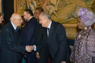 Il Presidente Giorgio Napolitano al termine del suo intervento saluta gli Ambasciatori del Corpo Diplomatico