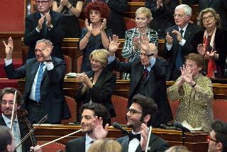 Il Presidente Giorgio Napolitano risponde al saluto dei ragazzi del Coro Mani Bianche