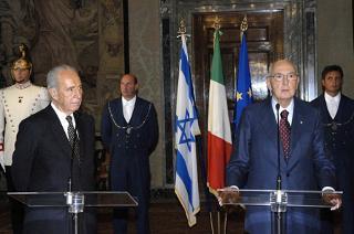 Il Presidente Giorgio Napolitano con Shimon Peres, Presidente dello Stato d'Israele, durante le dichiarazioni alla Stampa
