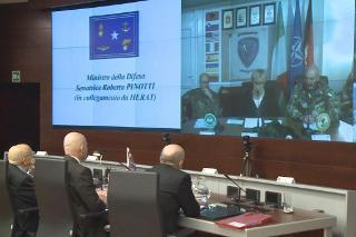 Il Presidente Giorgio Napolitano nel corso del videocollegamento con il Ministro della Difesa, Roberta Pinotti, per rivolgere gli auguri di Natale e Capodanno ai militari italiani impegnati nelle missioni internazionali