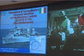 Il videocollegamento con i militari italiani a bordo di &quot;Nave Etna&quot; (Mar Mediterraneo) in occasione dello scambio di auguri di Natale e Capodanno tra il Presidente Napolitano e i militari impegnati nelle misssioni all'estero