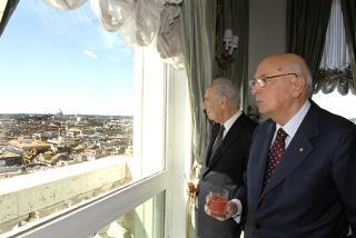 Il Presidente Giorgio Napolitano con Shimon Peres, Presidente dello Stato d'Israele, guardano Roma dal Torrino del Quirinale