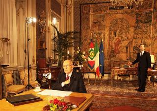Il Presidente Giorgio Napolitano nel Suo Studio al Quirinale, prima di pronunciare il messaggio di fine anno (Foto di Marco Delogu)
