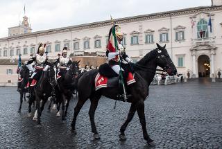 Cambio della Guardia solenne con lo schieramento e lo sfilamento del Reggimento Corazzieri e della Fanfara del IV Reggimento Carabinieri a cavallo, in occasione della Festa del Tricolore