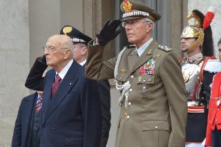 Il Presidente Giorgio Napolitano durante gli onori militari prima di lasciare il Palazzo del Quirinale
