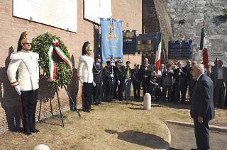 Il Presidente Giorgio Napolitano, a Porta San Paolo durante la deposizione di una corona d'alloro, in occasione della cerimonia commemorativa della difesa di Roma