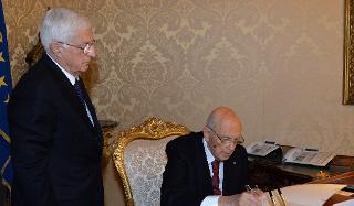 Il Presidente Giorgio Napolitano con a fianco il Segretario generale della Presidenza della Repubblica Donato Marra, firma l'atto di dimissioni