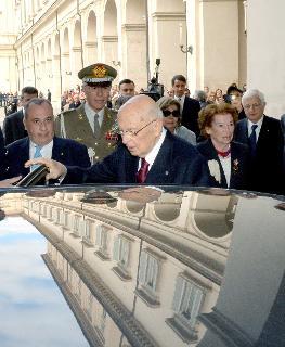 Il Presidente Giorgio Napolitano lascia in auto il Palazzo del Quirinale