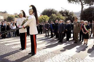 Il Presidente Giorgio Napolitano, a Porta San Paolo durante la deposizione di una corona d'alloro, in occasione della cerimonia commemorativa della difesa di Roma
