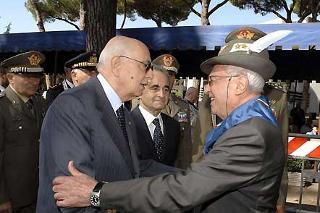 Il Presidente Giorgio Napolitano accolto dal Gen. Luigi Poli, Presidente dell'Associazione Nazionale Combattenti della Guerra di Liberazione, in occasione della cerimonia commemorativa della difesa di Roma