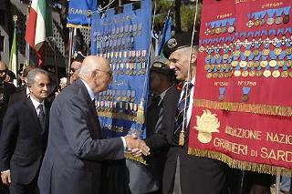 Il Presidente Giorgio Napolitano, al termine della cerimonia commemorativa della difesa di Roma, si intrattiene con alcuni rappresentanti delle Associazioni Combattentistiche e d'Arma