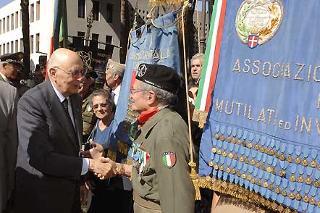 Il Presidente Giorgio Napolitano, al termine della cerimonia commemorativa della difesa di Roma, si intrattiene con alcuni rappresentanti delle Associazioni Combattentistiche e d'Arma