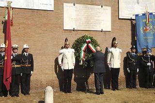 Il Presidente Giorgio Napolitano a Porta San Paolo mentre depone una corona d'alloro, in occasione della cerimonia commemorativa della difesa di Roma