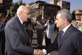 Il Presidente Giorgio Napolitano accolto dal Ministro della Difesa Arturo Parisi, a Porta San Paolo, in occasione della cerimonia commemorativa della difesa di Roma