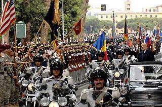 Il Presidente Giorgio Napolitano passa in rassegna gli schieramenti su via delle Terme di Caracalla, in occasione della Festa Nazionale della Repubblica