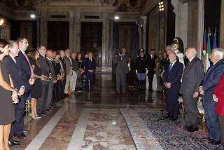Il Presidente Giorgio Napolitano con i partecipanti alla cerimonia di presentazione dei finalisti dei Premi &quot;ETI - Gli Olimpici del Teatro&quot; osserva un minuto di raccoglimento in memoria del Maestro Luciano Pavarotti