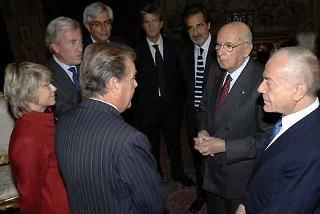 Il Presidente Giorgio Napolitano si intrattiene con il Sindaco di Vicenza Enrico Hullweck, il Presidente della Giuria del Premio ETI, Gianni Letta insieme ai rappresentanti dell'Ente Teatrale in occasione della presentazione dei finalisti del Premio per l'anno 2007