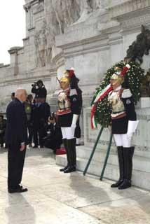 Il Presidente Giorgio Napolitano si sofferma sulla Tomba del Milite Ignoto dopo aver deposto una corona d'alloro in occasione della Festa Nazionale della Repubblica