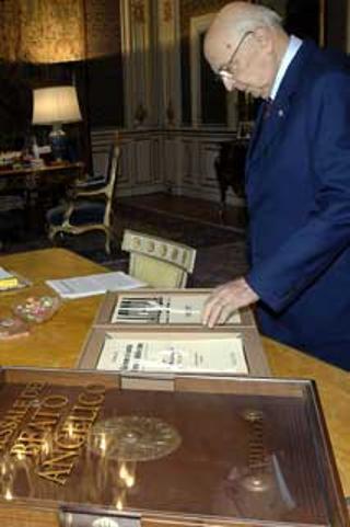 Il Presidente Giorgio Napolitano, nel suo studio, osserva alcuni volumi della Casa editrice "Vallecchi" in occasione dell'incontro al Quirinale con una delegazione guidata dal loro Presidente Fernando Corona