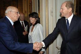 Il Presidente Giorgio Napolitano, a fianco il Consigliere Guelfi, accoglie Andrea Ballabio e Francesca Pasinelli, rispettivamente Direttore dell'Istituto Telethon di Genetica e Medicina e Direttore scientifico della Fondazione Telethon
