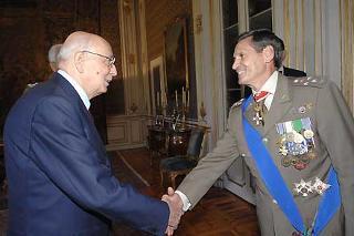 Il Presidente Giorgio Napolitano accoglie il Gen.C.A. Filiberto Cecchi, nel suo studio al Quirinale