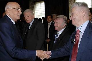 Il Presidente Giorgio Napolitano con Sergio Zavoli, Ettore Mo ed Emilio Rossi al termine dell'incontro con il mondo dell'informazione