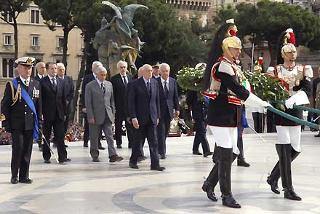 Il Presidente Giorgio Napolitano ascende la Scalea del Vittoriano per deporre una corona d'alloro sulla Tomba del Milite Ignoto in occasione della Festa Nazionale della Repubblica