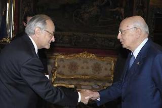 Il Presidente Giorgio Napolitano accoglie l'Ambasciatore Jean Marc Rochereau de la Sabliere, nuovo Ambasciatore della Repubblica di Francia, in occasione della presentazione delle Lettere Credenziali